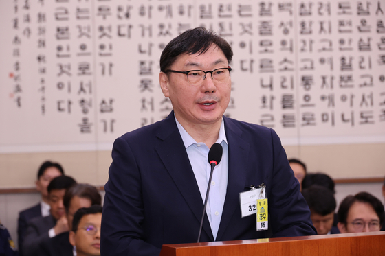  이화영 전 경기도 평화부지사가 지난 10월14일 서울 여의도 국회에서 열린 법무부 등에 대한 법제사법위원회 국정감사에서 더불어민주당 서영교 의원 질의에 답하고 있다. 연합뉴스