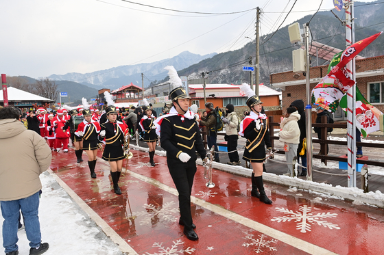 지난해 12월 분천산타마을에서 퍼레이드가 펼쳐지고 있는 모습. 사진 봉화군