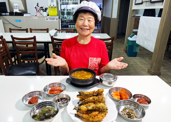 전남 강진 ‘강진만갯벌탕’의 이순임 대표. 올해 일흔다섯 살인 이 대표는 열세 살부터 갯벌에 나가 짱뚱어를 잡았다.