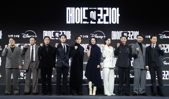 우민호 감독(왼쪽부터), 배우 박용우, 노재원, 강길우, 정성일, 원지안, 서은수, 우도환, 정우성, 현빈이 15일 오전 서울 강남구 그랜드인터컨티넨탈 파르나스에서 열린 디즈니 플러스 오리지널 시리즈 '메이드 인 코리아' 제작발표회에 참석했다. 사진 뉴시스