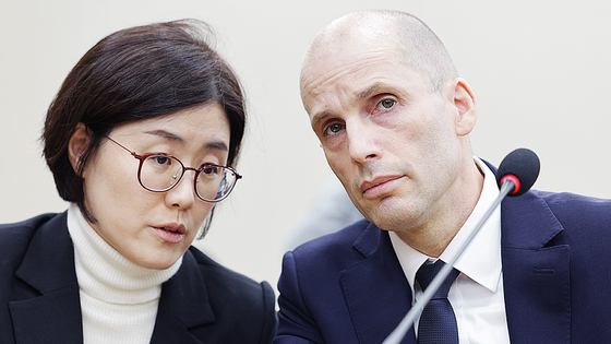  해럴드 로저스 쿠팡 임시대표가 17일 서울 여의도 국회 과학기술정보방송통신위원회에서 열린 쿠팡 개인정보 유출 사고 관련 청문회에서 의원 질의에 답변하자 통역사가 통역하고 있다. 뉴스1