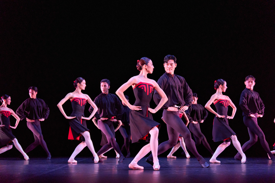 한스 판 마넨의 '파이브 탱고스'를 추는 서울시발레단의 모습. 사진 세종문화회관