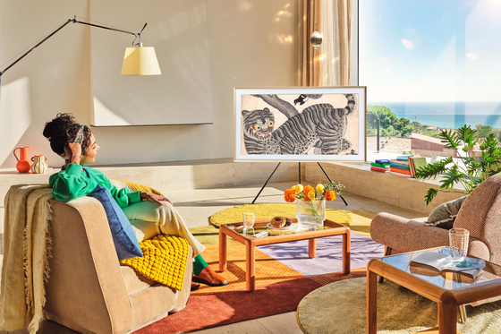 삼성전자와 국립중앙박물관은 '삼성 아트 스토어'를 통해 미국 스미스소니언 재단 산하 국립아시아예술박물관에서 전시 중인 '이건희 컬렉션' 20점을 무료로 공개했다고 18일 밝혔다. 사진은 이건희 컬렉션의 호랑이와 까치. 사진 삼성전자