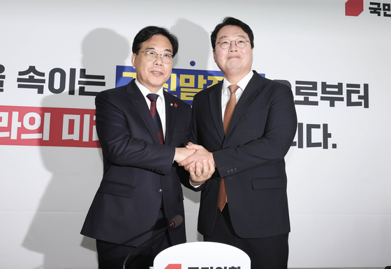 송언석 국민의힘(왼쪽), 천하람 개혁신당 원내대표가 17일 국회에서 ‘통일교 특검’ 관련 회동에 앞서 악수하고 있다. 이 자리에서 두 원내대표는 통일교의 정치권 불법 정치자금 의혹을 규명하기 위한 특검법 발의에 공감했지만, 특검 추천권과 수사 범위를 두고 입장 차를 보였다. 임현동 기자