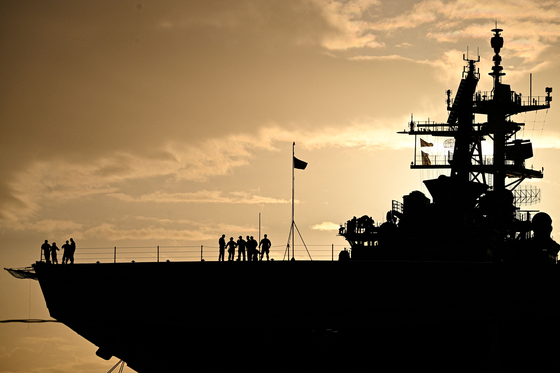 도널드 트럼프 미국 대통령이 16일(현지시간) 베네수엘라 니콜라스 마두로 정권을 외국 테러 단체(FTO)로 지정하고 제재 대상 유조선 출입을 전면 봉쇄했다. 지난 9월부터 시작된 미국과 베네수엘라의 갈등이 고조하는 모양새다. 사진은 작전에 투입된 미 해군 이오지마함. [AFP=연합뉴스]