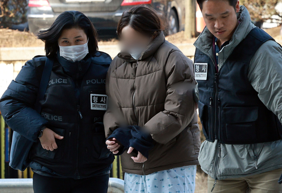 아동학대처벌법상 아동학대살해 혐의를 받는 베트남 국적의 유학생인 20대 산모 A씨가 17일 서울 서초구 중앙지법에서 열린 구속 전 피의자 심문(영장실질심사)에 출석하고 있다. 연합뉴스