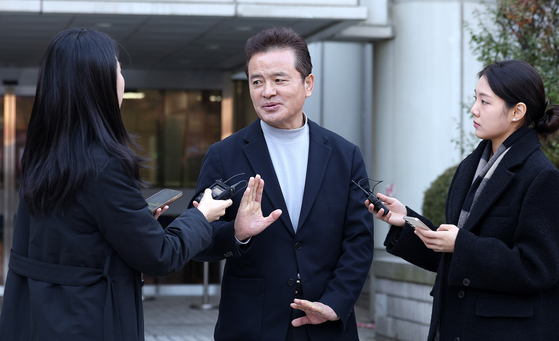 임종성 전 의원이 18일 서울 서초구 서울고법에서 열린 정당법 위반 2심 선고에서 무죄를 선고 받은 뒤 취재진 질문에 답하고 있다. 뉴스1