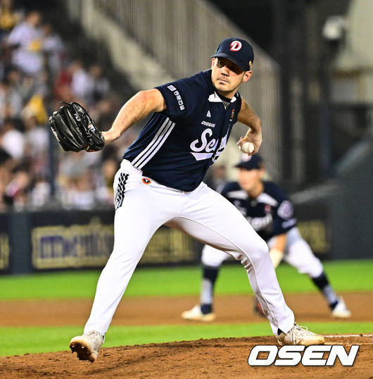 [OSEN=잠실, 지형준 기자] 30일 서울 잠실구장에서 ‘2025 신한 SOL Bank KBO리그’ LG 트윈스와 두산 베어스의 시즌 16차전이 열렸다.LG는 정규시즌 우승 매직넘버가 ‘1’이다. 승리를 한다면, 우승을 결정짓게 된다. 9위가 확정된 두산은 시즌 최종전이다.LG는 송승기, 두산은 콜어빈이 선발로 나섰다.7회말 두산 잭로그가 역투하고 있다. 2025.09.30 /jpnews@osen.co.kr