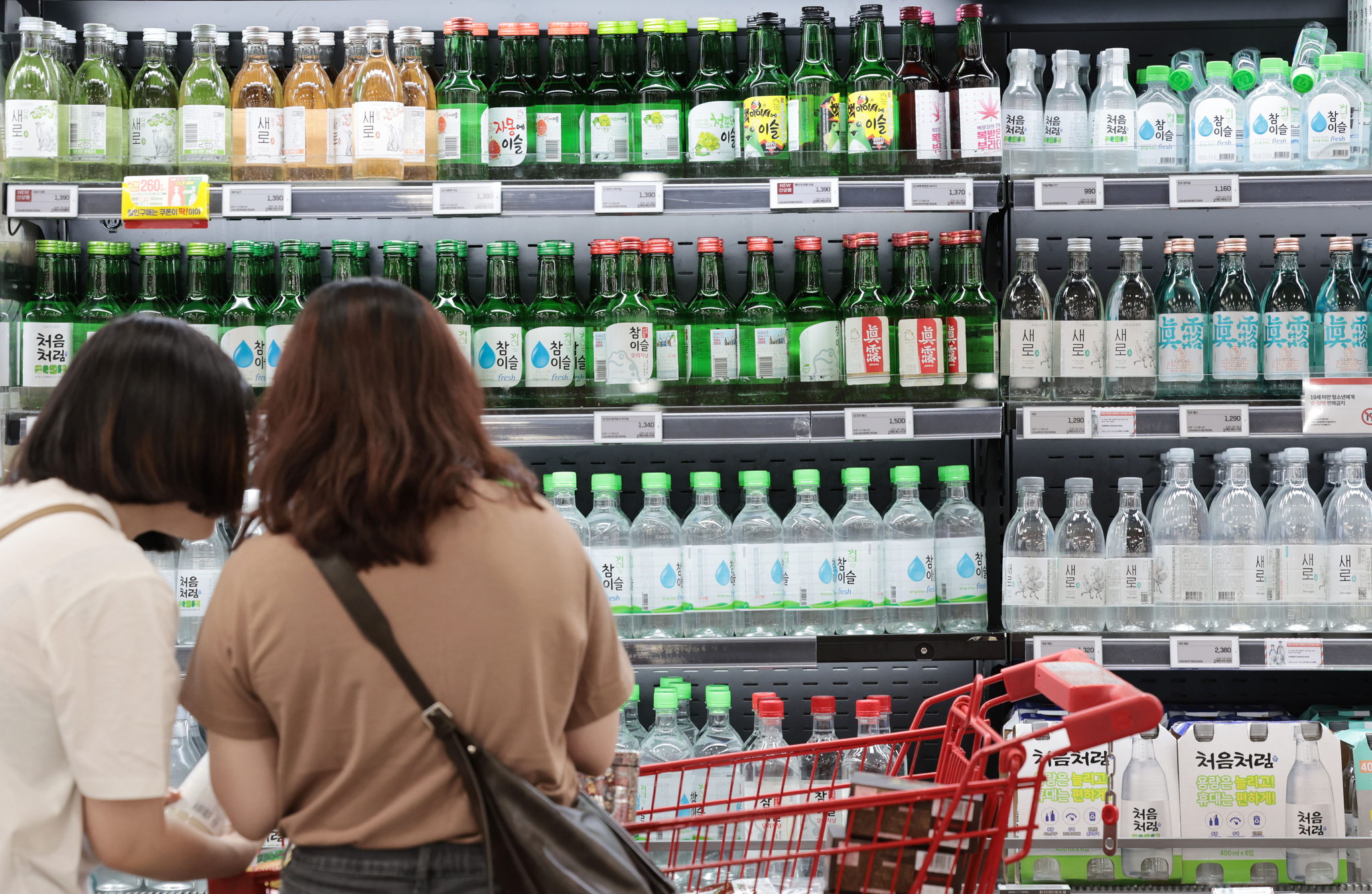 서울 시내의 한 마트에 진열된 소주 제품 앞에서 소비자가 장을 보는 모습. 연합뉴스 