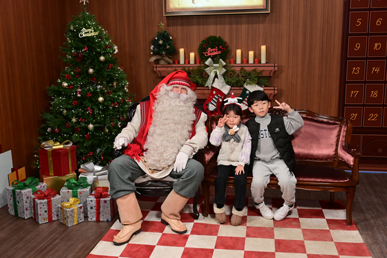 지난해 진행된 분천산타마을 행사에서 방문객들이 핀란드 공인 산타와 기념촬영을 하고 있다. 사진 봉화군