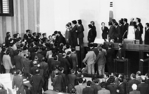 (54년 개헌-사사오입) 초대 대통령 중임 제한을 없애는 개헌안이 통과되자 국회 본회의장은 난장판이 됐다. [중앙포토]