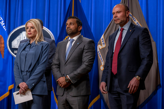 지난 4일 미국 워싱턴DC 법무부에서 팸 본디 법무장관, 캐시 파텔 연방수사국(FBI) 국장, 댄 본지노 FBI 부국장(왼쪽부터)이 기자회견을 갖고 있다. AFP=연합뉴스