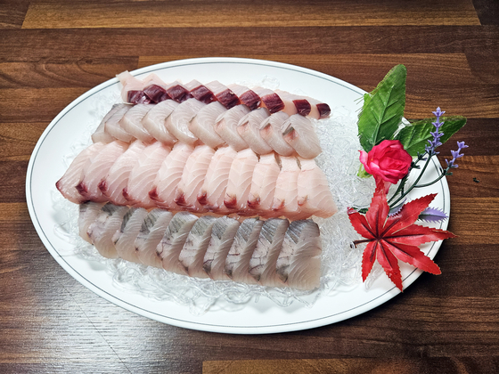 해남 '이학식당'의 삼치회. 아버지에 이어 가게를 물려받은 2대 대표 김광수씨가 광주 횟집 출신이어서 차림이 화려하다. 삼치회는 사진처럼 큼직하게 잡는다. 살이 연해서다.