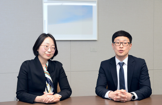 법무법인 태평양 수출입규제대응센터의 김지이나 변호사(왼쪽)와 황호성 센터장. 사진 태평양