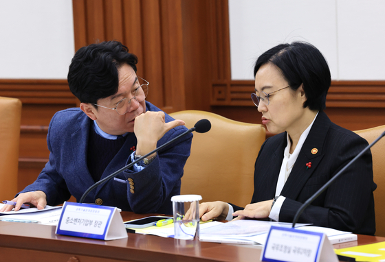 김영훈 고용노동부 장관(왼쪽)과 한성숙 중소벤처기업부 장관이 18일 서울 종로구 정부서울청사에서 열린 제2회 과학기술관계장관회의에서 이야기를 나누고 있다. 뉴스1