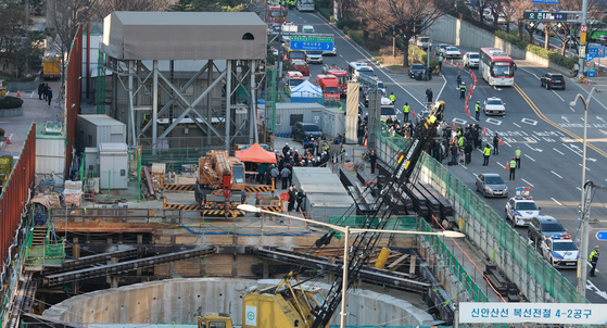 18일 서울 여의도역 신안산선 공사 현장에서 철근이 무너지는 사고가 발생했다. 연합뉴스