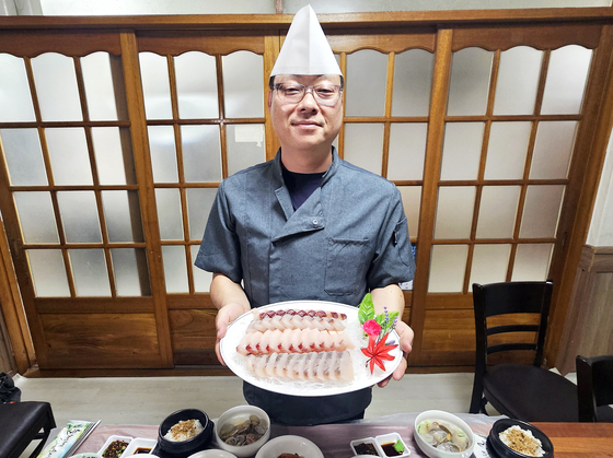 '이학식당' 2대 대표 김광수씨. 이학식당은 생선구이로 해남에서 유명한 식당이다. 겨울이면 계절 메뉴로 삼치회를 올린다. 