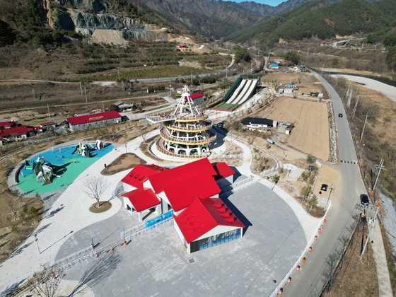 경북 봉화군 소천면 분천산타마을에 이번에 새롭게 조성된 '겨울왕국' 모습. 사진 봉화군