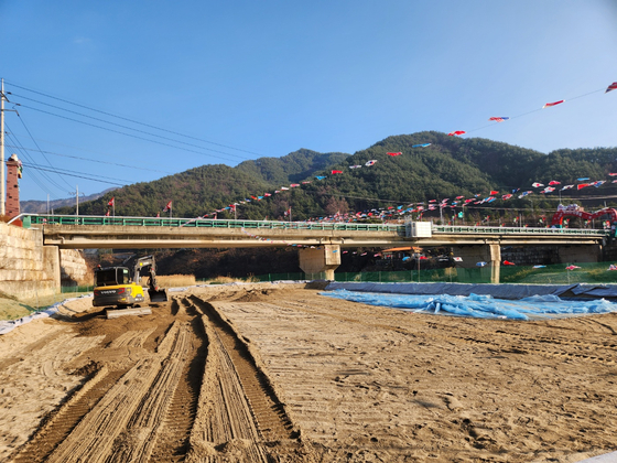 지난 17일 경북 봉화군 소천면 분천리 분천산타마을에 처음 선보이는 눈꽃스케이트장을 만들기 위해 굴삭기가 땅을 고르고 있다. 이곳에 물을 채운 뒤 얼려 얼음스케이트장을 만들 예정이다. 김정석 기자