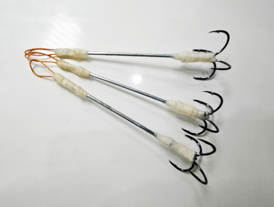 이순임 대표가 손수 개발한 짱뚱어 낚싯바늘. 바늘 4개를 묶어 하나로 만들었다. 