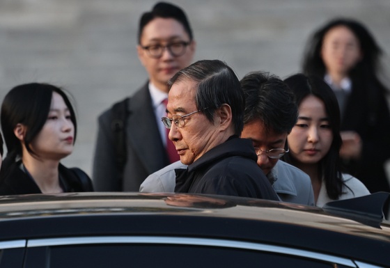 내란 우두머리 방조 혐의를 받는 한덕수 전 국무총리가 지난달 26일 서울 서초구 서울중앙지법에서 열린 1심 결심 공판을 마친 뒤 차량에 탑승하고 있다.   연합뉴스