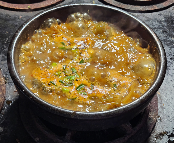 강진만갯벌탕의 짱뚱어탕. 국물이 진하고 묵직해 아침에 한 그릇 먹으면 하루가 든든하다. 