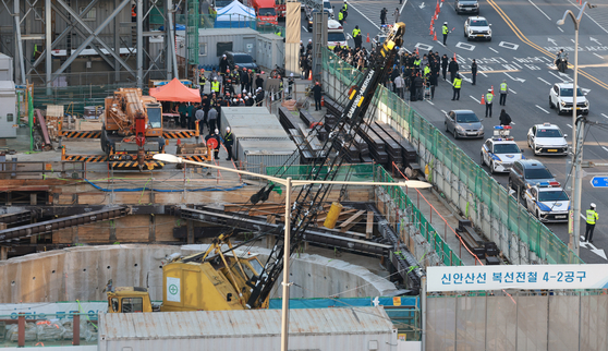 18일 서울 여의도역 신안산선 공사 현장에서 노동자 7명이 매몰되는 사고가 발생했다. 사진은 이날 사고 현장 모습. 연합뉴스