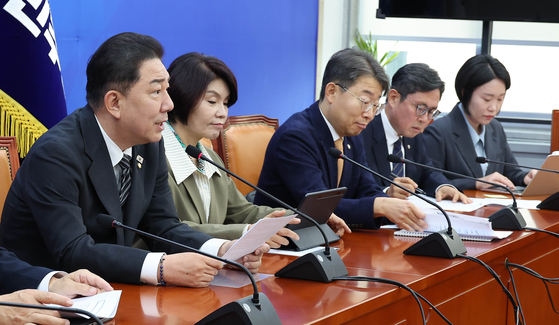 김병기 더불어민주당 원내대표(왼쪽)가 6일 국회에서 열린 정책조정회의에서 모두발언을 하고 있다. 임현동 기자. 