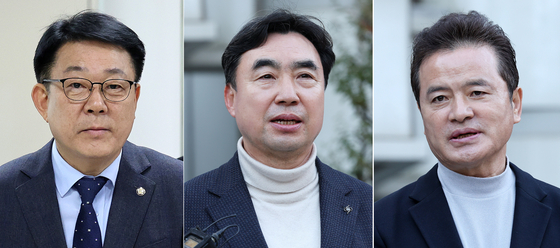 허종식 의원(왼쪽부터), 윤관석·임종성 전 의원이 18일 서울 서초구 서울고법에서 열린 정당법 위반 2심 선고에서 무죄를 선고 받은 뒤 법정을 나서고 있다. 뉴스1