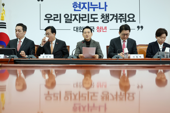 국민의힘 장동혁 대표(가운데)가 18일 국회에서 열린 최고위원회의에서 모두발언을 하고 있다. 연합뉴스