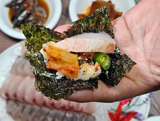 남도에서 삼치회를 먹는 방법. 김에 밥과 양념장, 묵은지를 넣고 삼치회 한 점. 입에서 살살 녹는다.