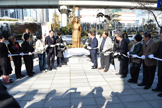 부산 사상구는 지난 11월 20일 재첩국아지매동상 제막식을 열었다. [사진 사상구]