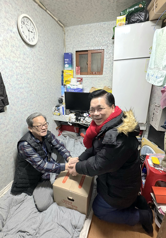 여의도순복음교회 이영훈 담임목사가 17일 서울의 쪽방촌을 찾아 겨울 대비 생필품과 식료품 등을 전달하고 있다. 사진 여의도순복음교회