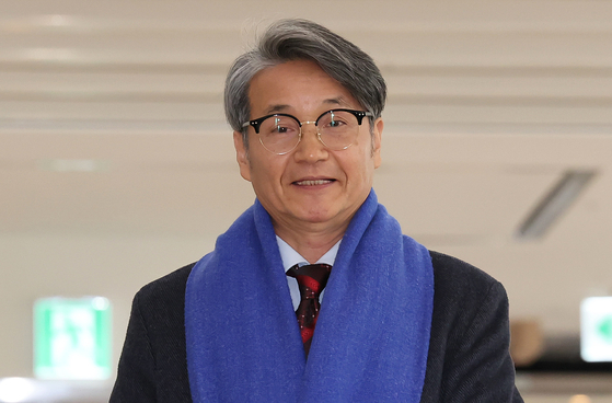 김건희 여사에게 명품 가방을 선물한 것으로 알려진 최재영 목사가 지난 9일 오전 서울 종로구 광화문 KT 빌딩에 위치한 김건희 특검에 참고인 신분으로 출석하고 있다. 뉴스1