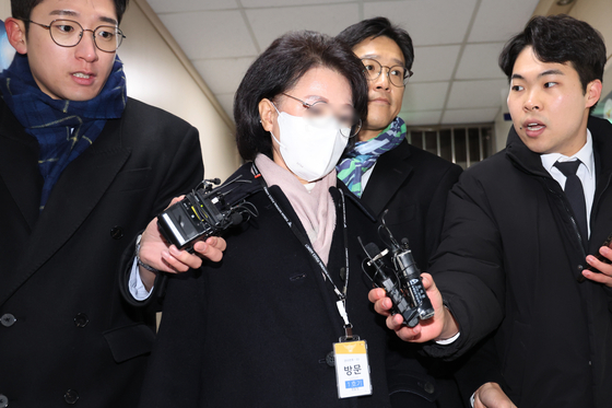 정원주 전 통일교 총재 비서실장이 18일 서울 서대문구 경찰청에서 통일교의 정치권 금품 의혹 관련 조사를 받기 위해 출석하고 있다. 연합뉴스