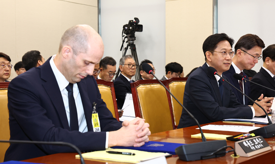 배경훈(오른쪽) 부총리 겸 과학기술정보통신부 장관과 해롤드 로저스 쿠팡 임시 대표가 17일 오전 서울 여의도 국회 과학기술정보방송통신위원회 전체회의에서 열린 쿠팡 침해사고 관련 청문회에 출석해 있다. 뉴시스