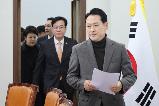 장동혁 국민의힘 대표와 송언석 원내대표가 18일 서울 여의도 국회에서 열린 최고위원회의에 참석하고 있다. 뉴스1