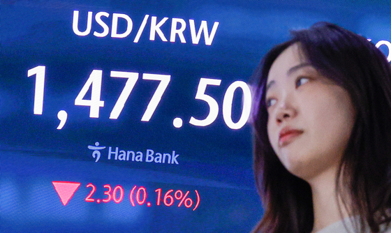 18일 오전 서울 중구 하나은행 딜링룸 전광판에 원·달러 환율 개장 후 시황이 나오고 있다. 뉴스1