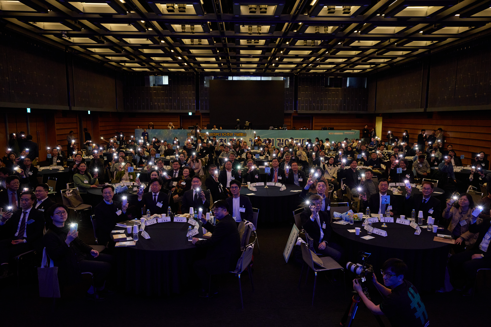 지난 4월 1일 열린 SPC 10주년 행사에서 최태원 SK그룹 회장과 함께 불을 비추는 SPC 참여 사회적기업가들의 모습. [사진 사회적가치연구원]