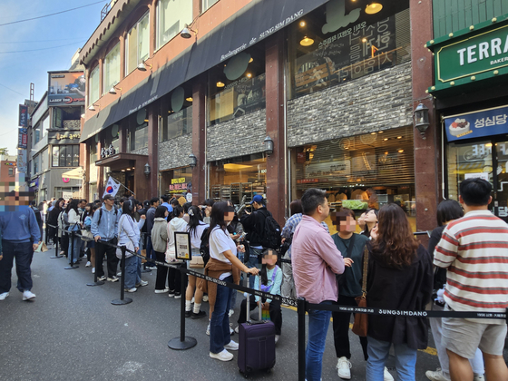 대전을 대표하는 빵집 성심당 본점에 고객들이 줄을 길게 서 있다. 중앙포토