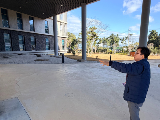 진관훈 제주지식산업센터장이 센터네 시설에 대해 브리핑하고 있다. 최충일 기자