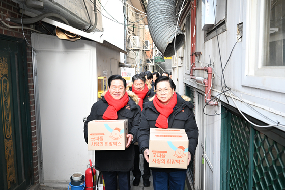 여의도순복음교회 이영훈 목사와 굿피플이 17일 서울 쪽방촌을 찾아 '사랑의 희망박스'를 전하고 있다. 사진 여의도순복음교회