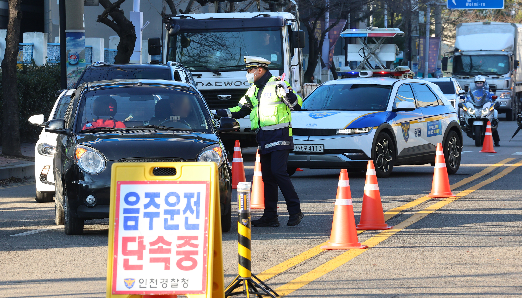 지난 11일 인천의 한 도로에서 경찰이 연말연시 음주운전 집중단속을 하고 있다. 연합뉴스