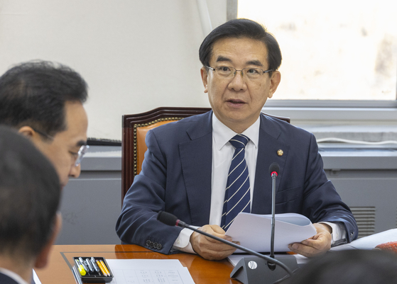 국회 기획재정위원회 예산결산기금심사소위원회 위원장인 더불어민주당 정일영 의원이 17일 서울 여의도 국회에서 소위 회의를 개회한 뒤 안건을 설명하고 있다. 연합뉴스 