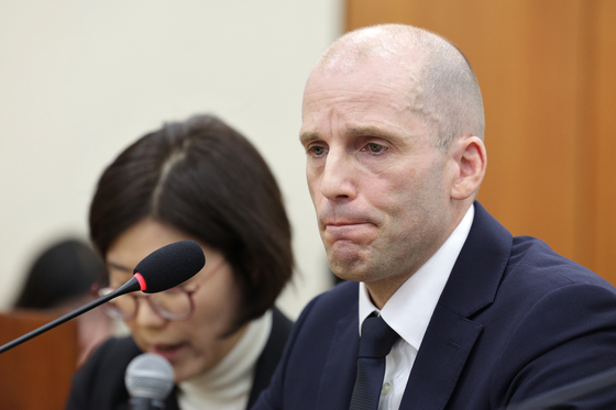 해롤드 로저스 쿠팡 임시 대표가 17일 서울 여의도 국회 과학기술정보방송통신위원회에서 열린 쿠팡 개인정보 유출 사고 관련 청문회에서 의원 질의에 답변하자 통역사가 통역하고 있다. 뉴스1