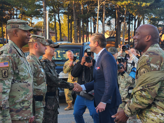 피트 헤그세스 미국 국방부 장관이 지난달 3일 경기도 파주의 판문점 공동경비구역(JSA) 남쪽에 있는 주한미군 기지 캠프 보니파스에 도착해 주둔 장병과 인사하고 있다. 연합뉴스