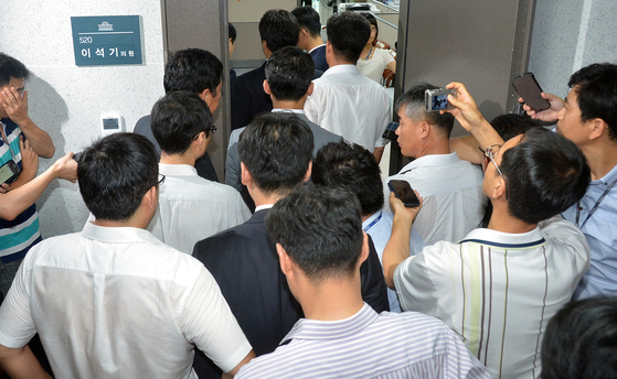 2013년 8월 28일 국가정보원 수사관들이 압수수색을 위해 국회 의원회관 이석기의원실로 들어가고 있다. 국회사진기자단