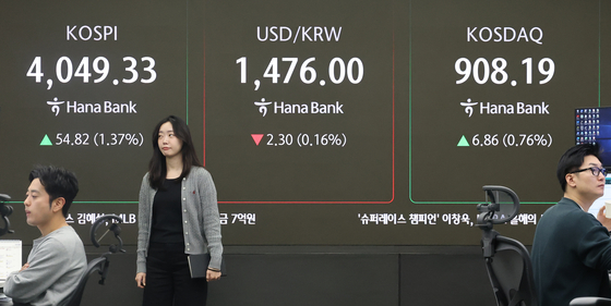 19일 오전 서울 중구 하나은행 본점 딜링룸 현황판에 코스닥 지수가 표시돼 있다.   이날 코스닥 지수는 전날 대비 13.94포인트 오른 915.27에 거래를 마쳤다. 연합뉴스