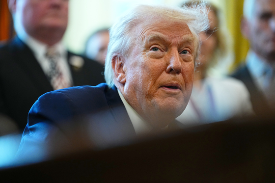 도널드 트럼프 미국 대통령이 18일(현지시간) 미국 워싱턴 백악관에서 마리화나를 1급 통제마약에서 3급으로 낮추는 내용의 행정명령에 서명한 뒤 기자들과 대화를 나누고 있다. EPA=연합뉴스