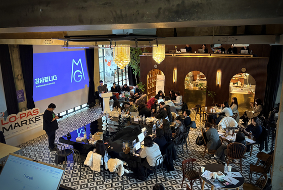 지난 11월 27일 연남장에서 열린 로컬 파이오니어 스쿨 최종 성과공유회. 참가자들이 사업 아이디어를 발표하고 있다. 이소진 기자